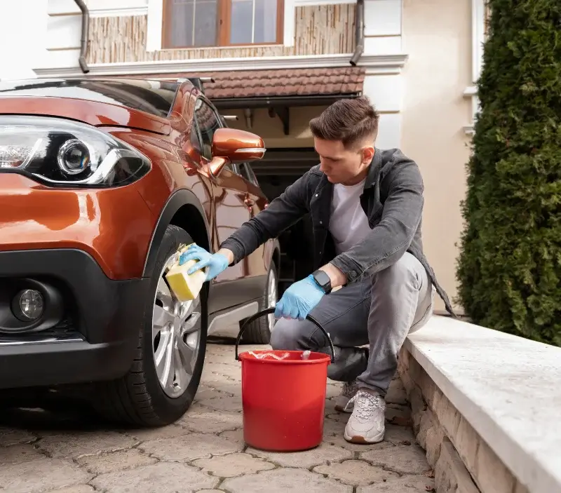 Lavage auto à domicile Baho : professionnel intervenant sur un véhicule